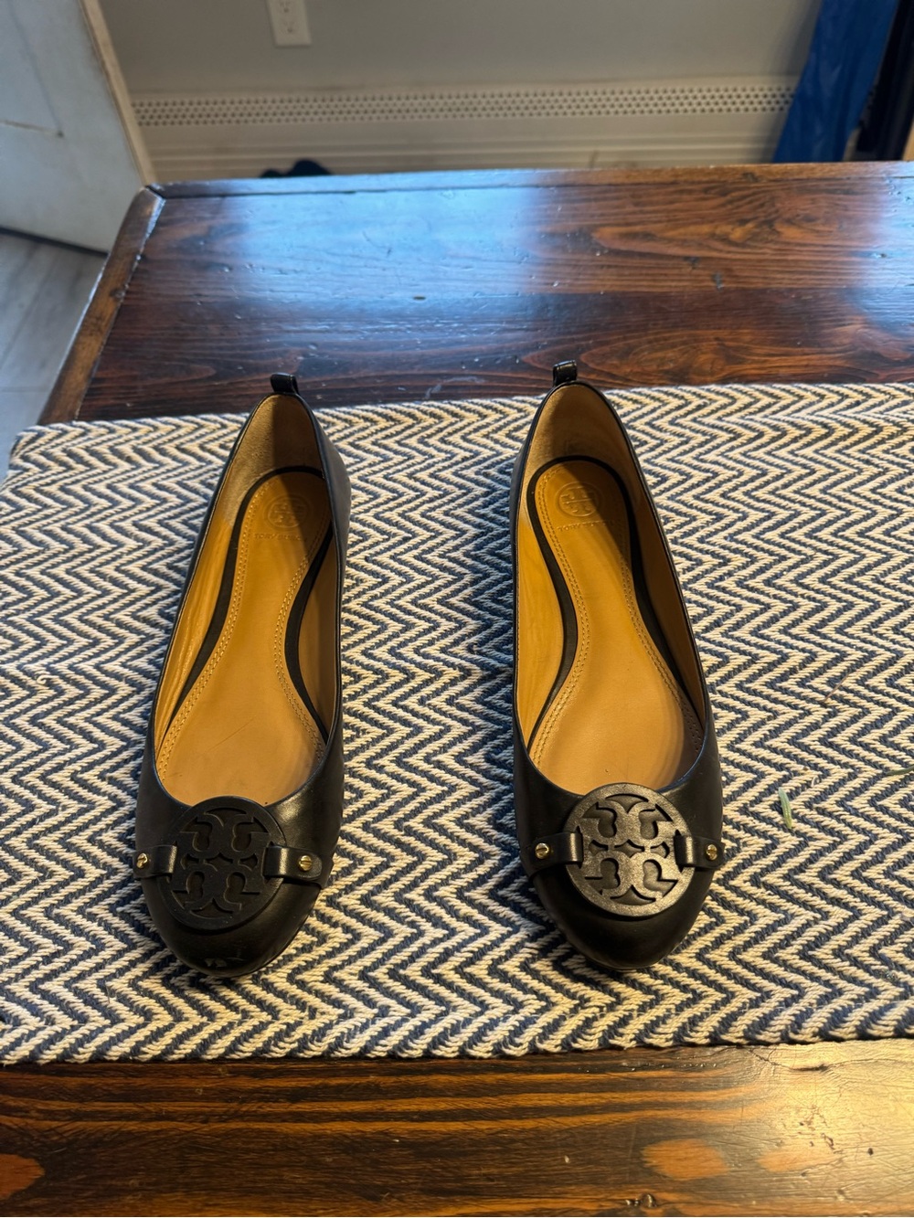 Tory Burch Black Leather Logo Ballet Flats - Picture 5 of 6